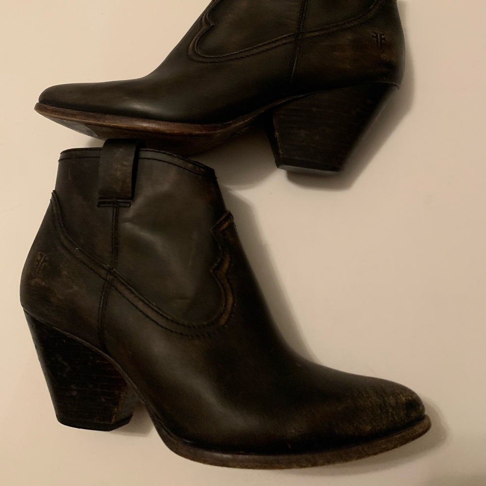 Frye Reina distressed ankle boots size 7